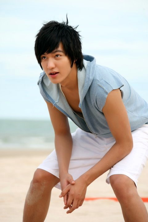 lee min ho. Lee Min-ho plays beach